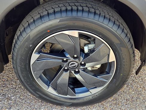 Used 2024 Nissan Rogue SV image 7