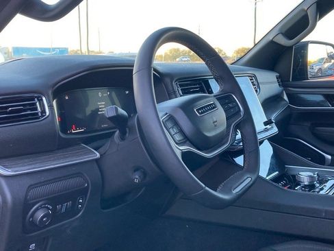 Used 2023 Jeep Wagoneer Series III w/ Convenience Group I image 9