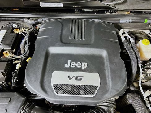 Used 2018 Jeep Wrangler Unlimited Sahara w/ Connectivity Group image 26