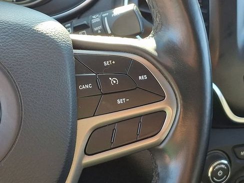 Used 2019 Jeep Cherokee Latitude Plus AWD/4WD image 8
