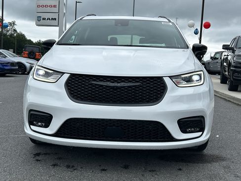 New 2026 Chrysler Pacifica Limited w/ S Appearance Package image 3