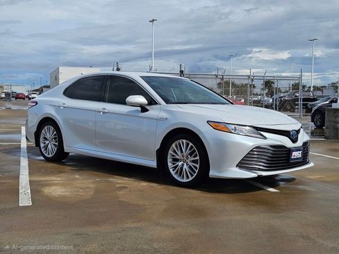 Used 2020 Toyota Camry XLE FWD image 3