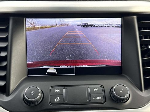 Used 2023 GMC Acadia SLE image 4