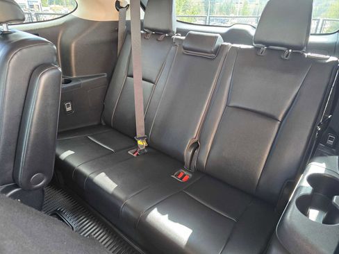 Used 2020 Toyota Highlander XLE image 18