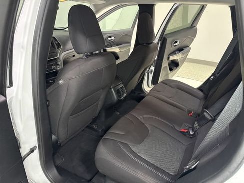 Used 2019 Jeep Cherokee Latitude w/ Popular Appearance Group AWD/4WD image 22