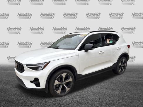 Used 2025 Volvo XC40 B5 Plus image 5