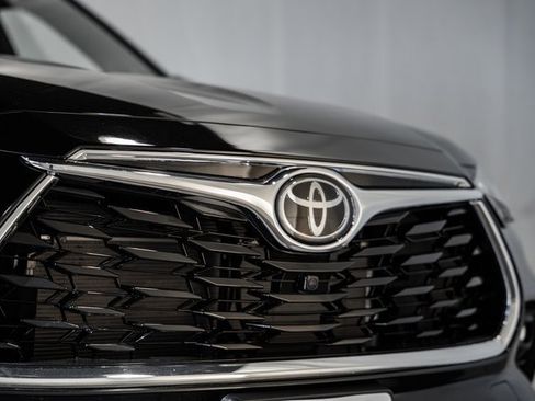 New 2026 Toyota Highlander Platinum image 11