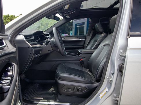 Used 2023 Jeep Grand Cherokee Overland RWD image 7