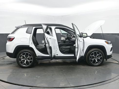 Used 2025 Jeep Compass Limited image 57
