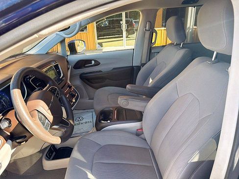 Used 2020 Chrysler Pacifica Touring w/ Advanced Safetytec Group FWD image 10