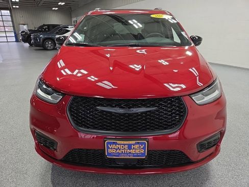 Used 2025 Chrysler Pacifica Limited FWD image 2