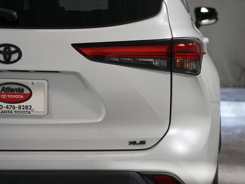 Used 2022 Toyota Highlander XLE FWD image 10