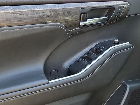 Used 2021 Toyota Highlander Limited image 11