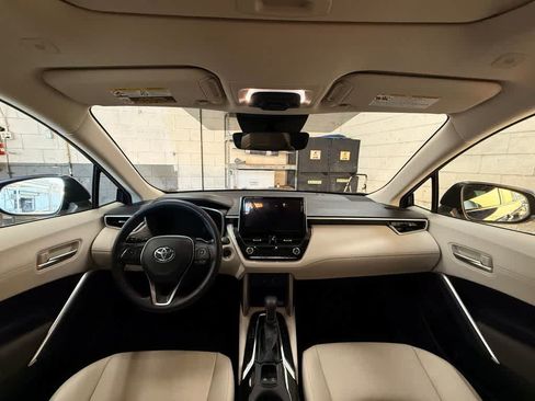 Used 2023 Toyota Corolla Cross XLE w/ Convenience Package FWD image 10