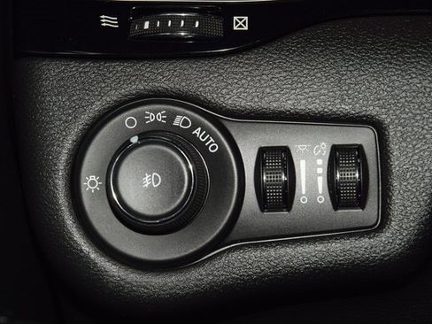 Used 2019 Jeep Cherokee Latitude Plus image 32