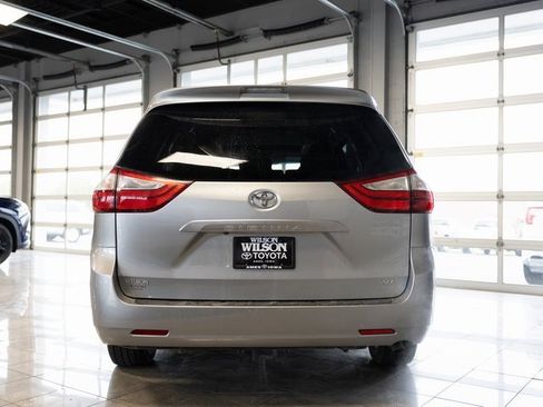 Used 2017 Toyota Sienna XLE image 4