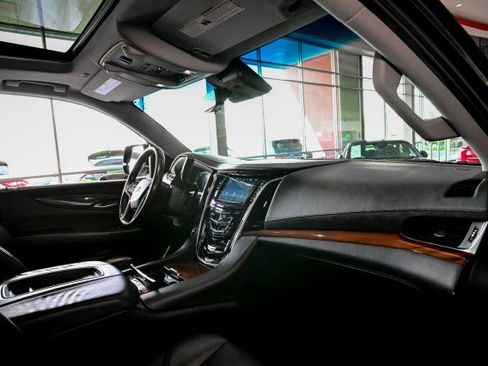 Used 2017 Cadillac Escalade Luxury AWD/4WD image 30