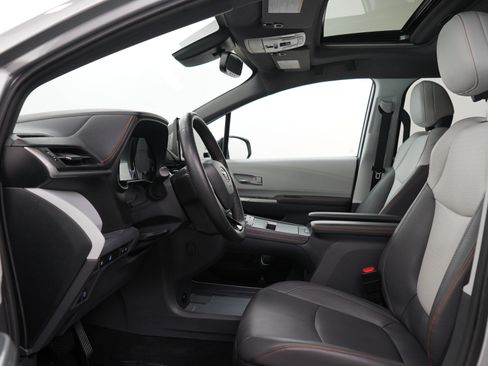 Used 2023 Toyota Sienna XSE FWD image 21