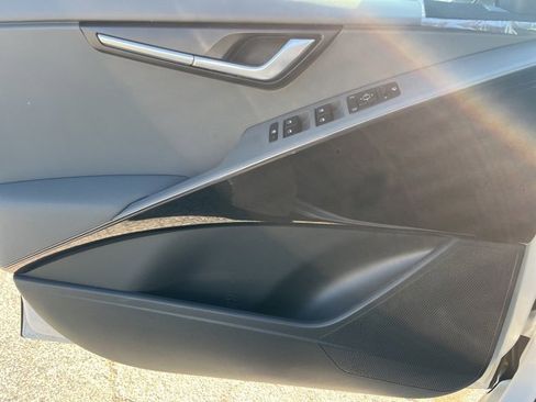 Used 2025 Kia Niro EX Touring image 11