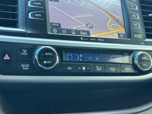 Used 2019 Toyota Highlander XLE w/ Carpet Mat Package (TMS) AWD/4WD image 19