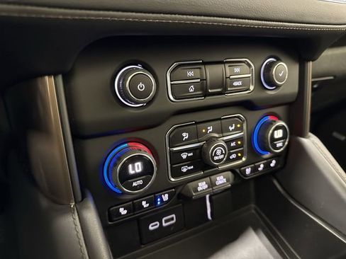 Used 2023 Chevrolet Suburban High Country AWD/4WD image 25