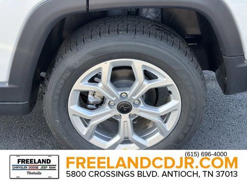 New 2026 Jeep Compass Latitude image 10