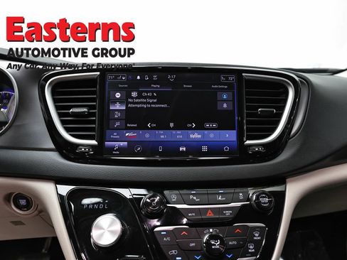 Used 2024 Chrysler Pacifica Touring-L FWD image 12