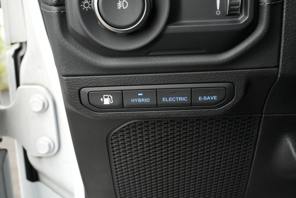Used 2024 Jeep Wrangler Unlimited Sahara w/ Technology Group AWD/4WD image 46
