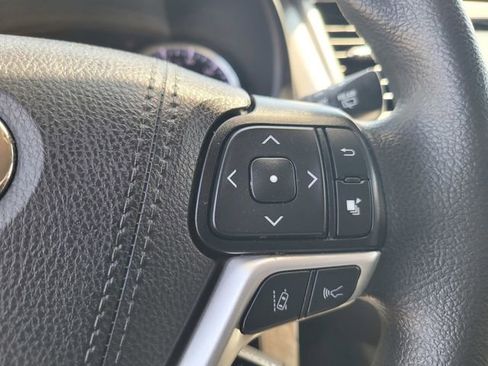 Used 2019 Toyota Highlander LE AWD/4WD image 26