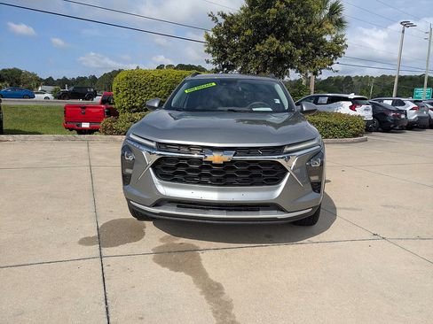 Used 2025 Chevrolet Trax LT FWD image 8