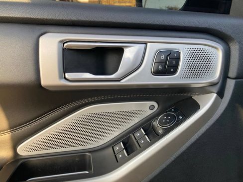 Used 2023 Ford Explorer Limited w/ Limited Technology Package RWD image 12