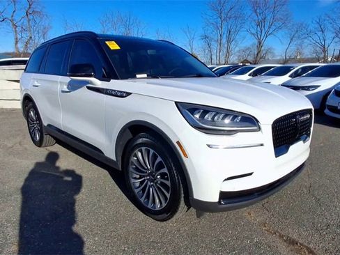 Used 2024 Lincoln Aviator AWD w/ Premium Package image 2