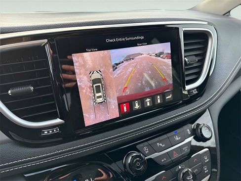 New 2026 Chrysler Pacifica Limited w/ Uconnect Theater Family Group image 32