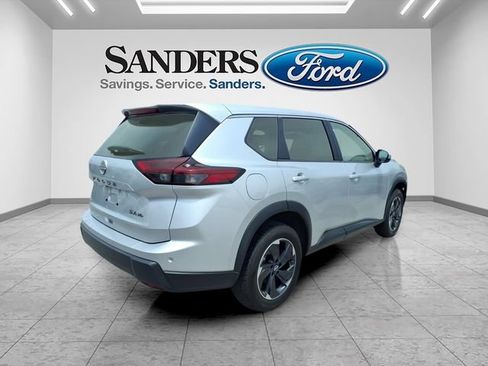 Used 2024 Nissan Rogue SV AWD/4WD image 2