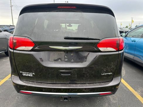 Used 2017 Chrysler Pacifica Limited w/ UConnect Theater Package FWD image 11