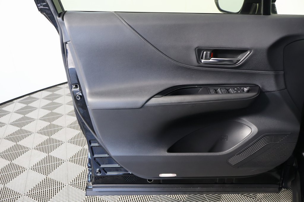 Used 2021 Toyota Venza LE w/ Carpet Mat Package (TMS) AWD/4WD image 12