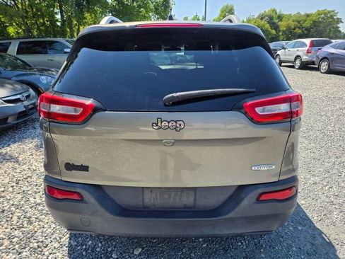 Used 2017 Jeep Cherokee Latitude w/ Cold Weather Group FWD image 6