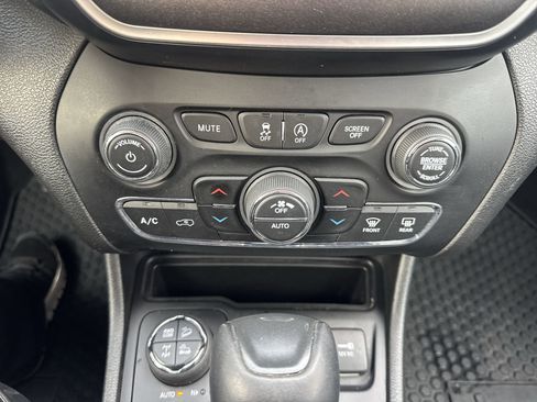 Used 2019 Jeep Cherokee Trailhawk w/ Cold Weather Group image 17