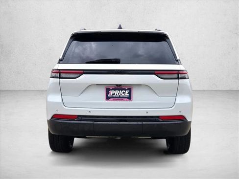 Used 2022 Jeep Grand Cherokee Altitude RWD image 6
