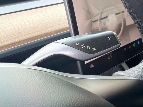 Used 2021 Tesla Model Y Long Range AWD/4WD image 23