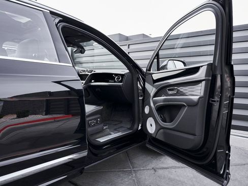 Used 2023 Bentley Bentayga Extended Wheelbase AWD/4WD image 23