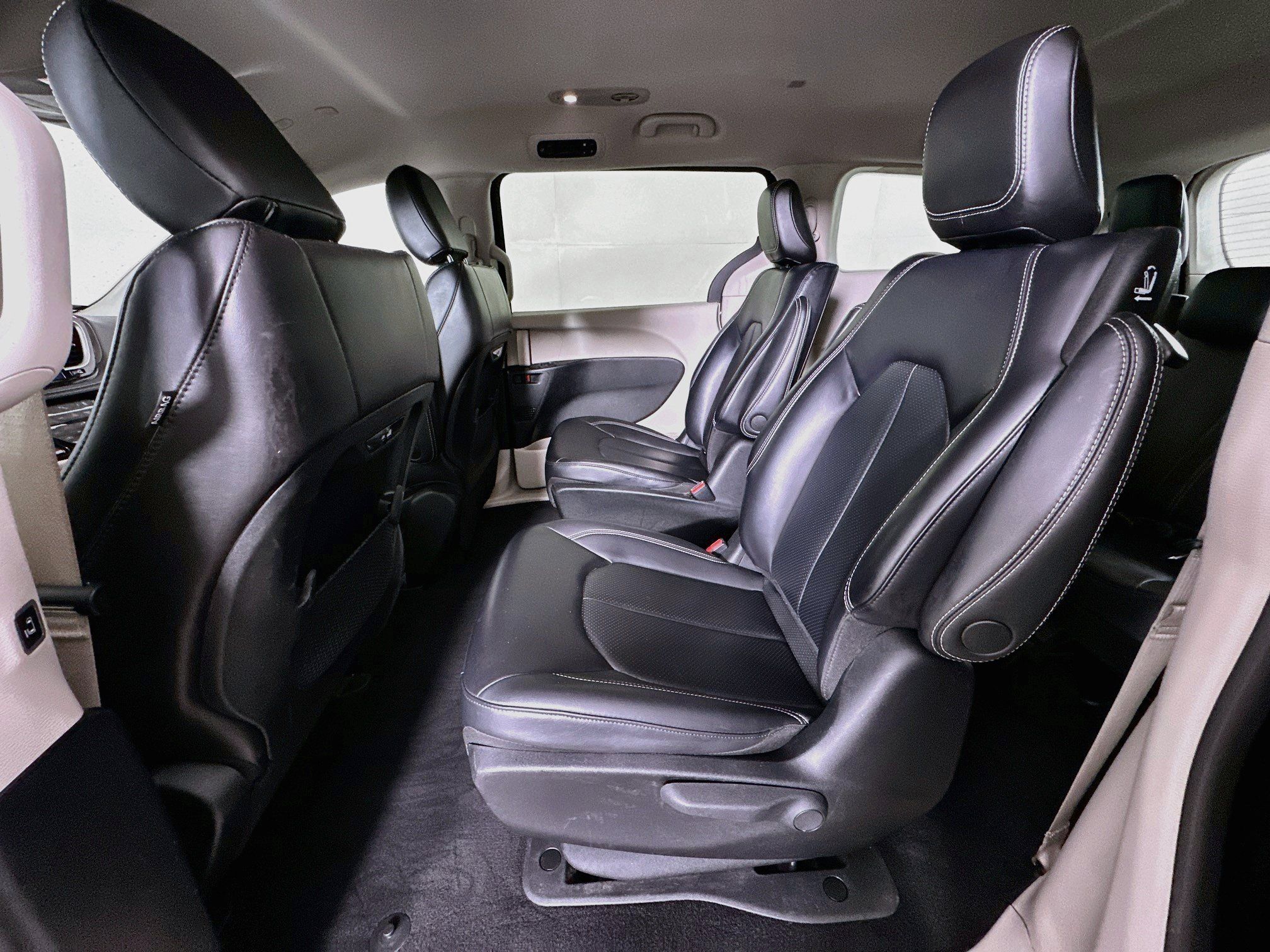 Used 2023 Chrysler Pacifica Touring-L FWD image 26