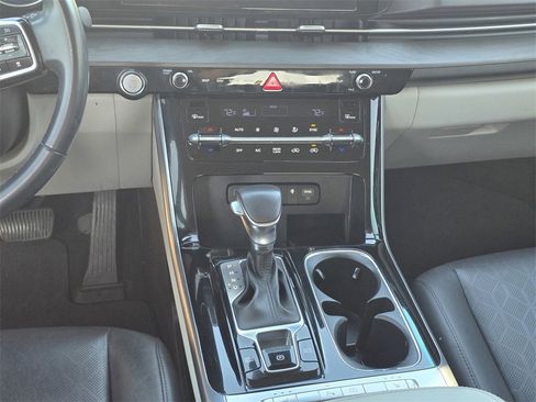 Used 2023 Kia Carnival EX image 17