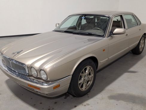 Used 1996 Jaguar XJ6 RWD image 2