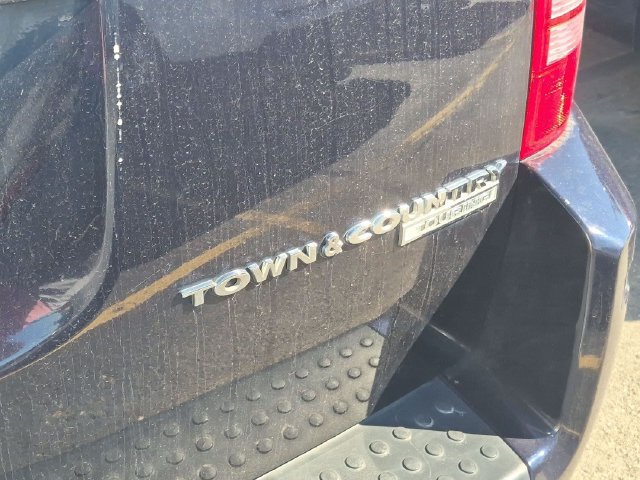 Used 2010 Chrysler Town & Country Touring w/ Safetytec Group FWD image 10