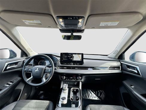 Used 2025 Mitsubishi Outlander SE image 23
