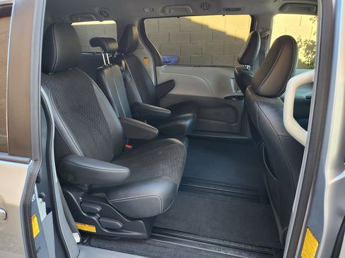 Used 2014 Toyota Sienna SE image 28