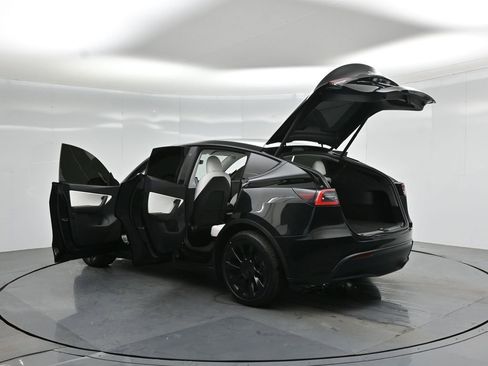 Used 2021 Tesla Model Y Long Range AWD/4WD image 26