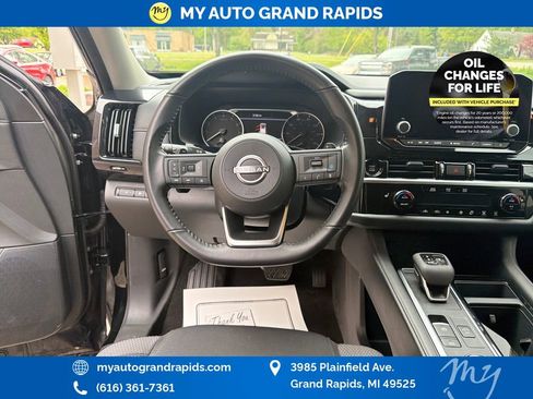 Used 2025 Nissan Pathfinder SV AWD/4WD image 13