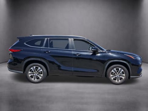 Used 2023 Toyota Highlander XLE FWD image 3